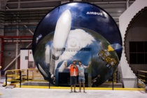 Equipo de artistas frente al mural aeroespacial terminado en Airbus