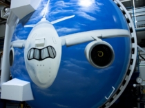 Detalle frontal del avión pintado sobre el autoclave