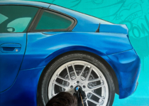 Detalle de la llanta en un cuadro de BMW