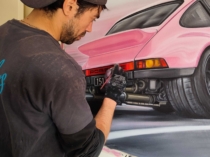 Detalle de la carrocería de un Porsche pintado a mano