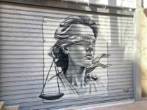 Grafiiti retrato mujer justicia