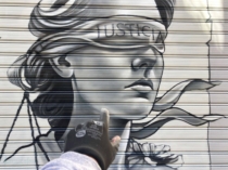 graffiti de rostro en blanco y negro sobre cierre