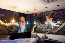 Mural con geisha y carpa koi