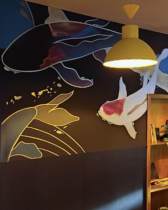 mural de peces khoi con estetica japonesa