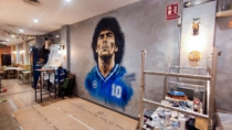 Mural de Maradona con camiseta de napoles pintado en un restaurante