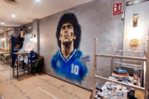 Mural de Maradona integrado en el interior del restaurante