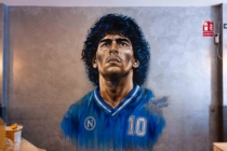 Retrato mural de Maradona con la camiseta azul del Nápo