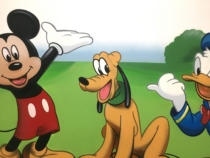 Detalle de Mural de Mickey mouse y pluto pintado sobre pared