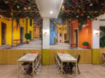 Decoración mural de calles italianas en la zona de mesas