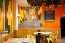 Mural de calle italiana en zona de comedor de restaurante