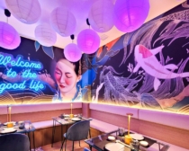 Mural con geisha pintado en un restaurante de madrid