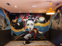 Mural japo pintando en interior