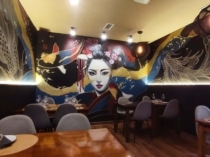 mural con cara de gueisha en restaurante