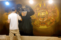 Proceso de pintura de mural mexicano a mano en restaurante