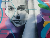 Mural-mujeres-influyentes-en-fachada