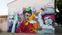 Mural graffiti de frida kahlo en fachada exterior