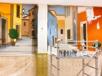 Proceso de pintura del mural interior en el restaurante