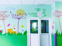 mural con animales y plantas pintado en guardería