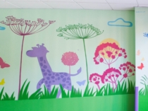 Mural colorido conn plantas y animales pintado a mano