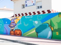 mural-infantil-pintado-a-mano-en-fachada