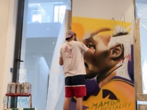 Pintando un graffiti mural de kobe bryant