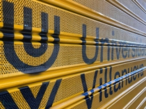 logotipo rotulado con pintura pintado en malla metalica