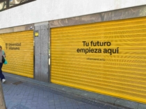 textos de rotulacion pintados en persianas