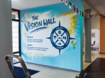 pintura de logotipo en grande sobre pared