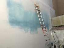Preparación del fondo para el mural tropical del aparthotel
