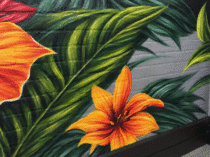 Flor naranja entre grandes hojas verdes pintadas