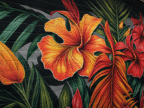 Detalle de flores naranjas y hojas pintadas en la pared