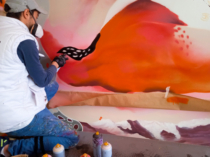 Proceso de pintar un mural con spray