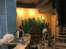 Proceso de pintar un mural con cactur para un restaurante mexicano