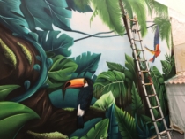 Proceso del mural de selva tropical con tucanes y palmeras