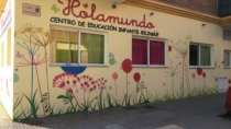 Mural de flores terminado en la fachada de guarderia Holamundo