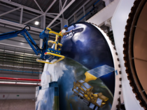 Detalle del proceso de pintura de satélites en el mural de Airbus