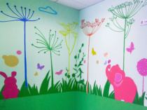 mural-infantil-de-animales-pintado-en-pared-de-escuela