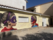 Vista general del mural de superhéroes para una esceula infantil