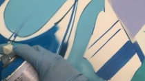 Proceso de pintura del graffiti de nombre sobre la pared