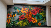 Mural de flores en pared exterior pintado a mano con vegetación tropical. Un diseño personalizado para dar color a patios, jardines y fachadas.