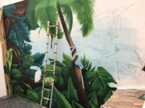 Proceso de pintura de palmeras y vegetación selvática