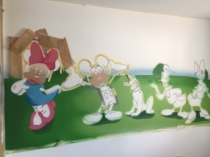 Proceso de mural de personajes disnea pintado en una habitación