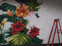 Proceso de pintura de un mural de flores tropicales