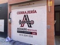 persiana blanca pintada con logo